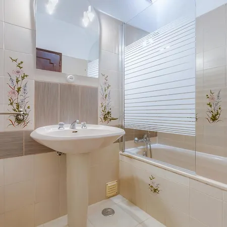 4 Family & Friends - Your Seaside Charm!